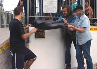 Unveiling the plaque in memory of Simon